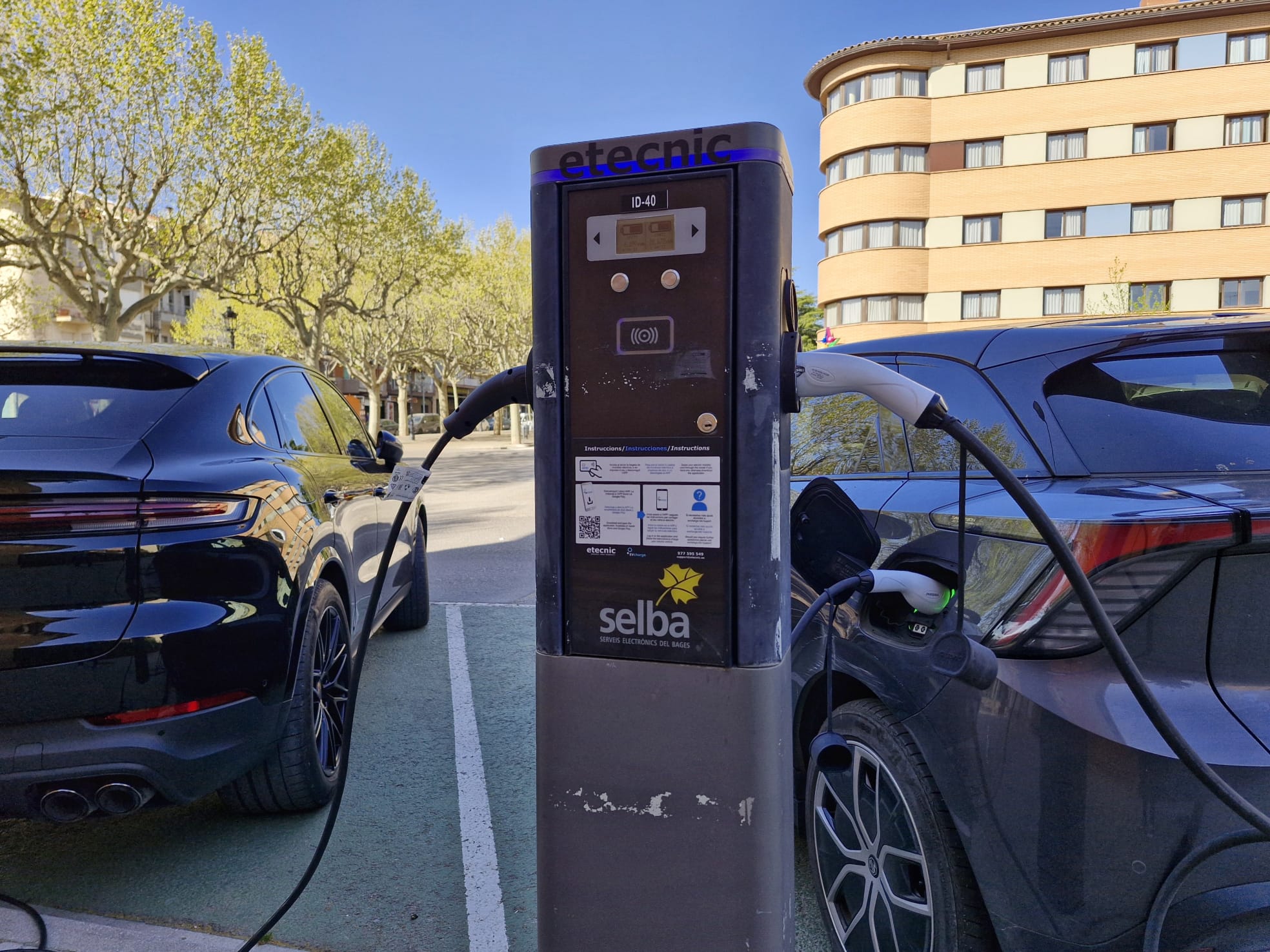 Punts de recàrrega de vehicles elèctrics i híbrids a la plaça Cim d'Estela