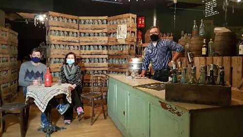 Berga recupera el passat taverner de la ciutat amb una exposició dedicada a les bodegues i destil·leries berguedanes