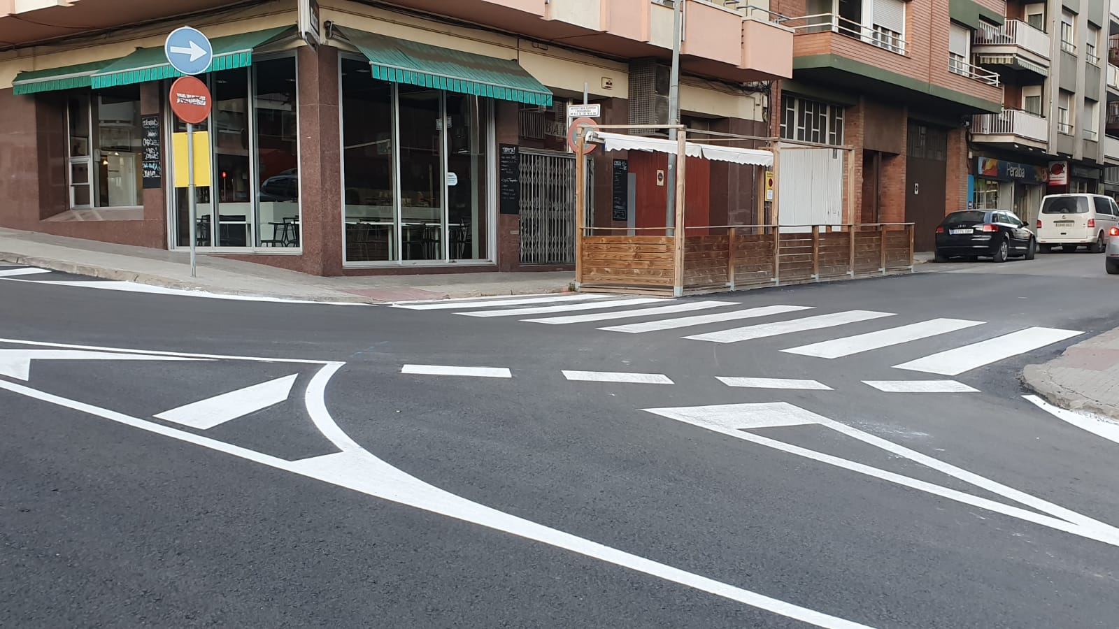 Treballs de pavimentació executats al carrer Comte Oliba amb Gran Via