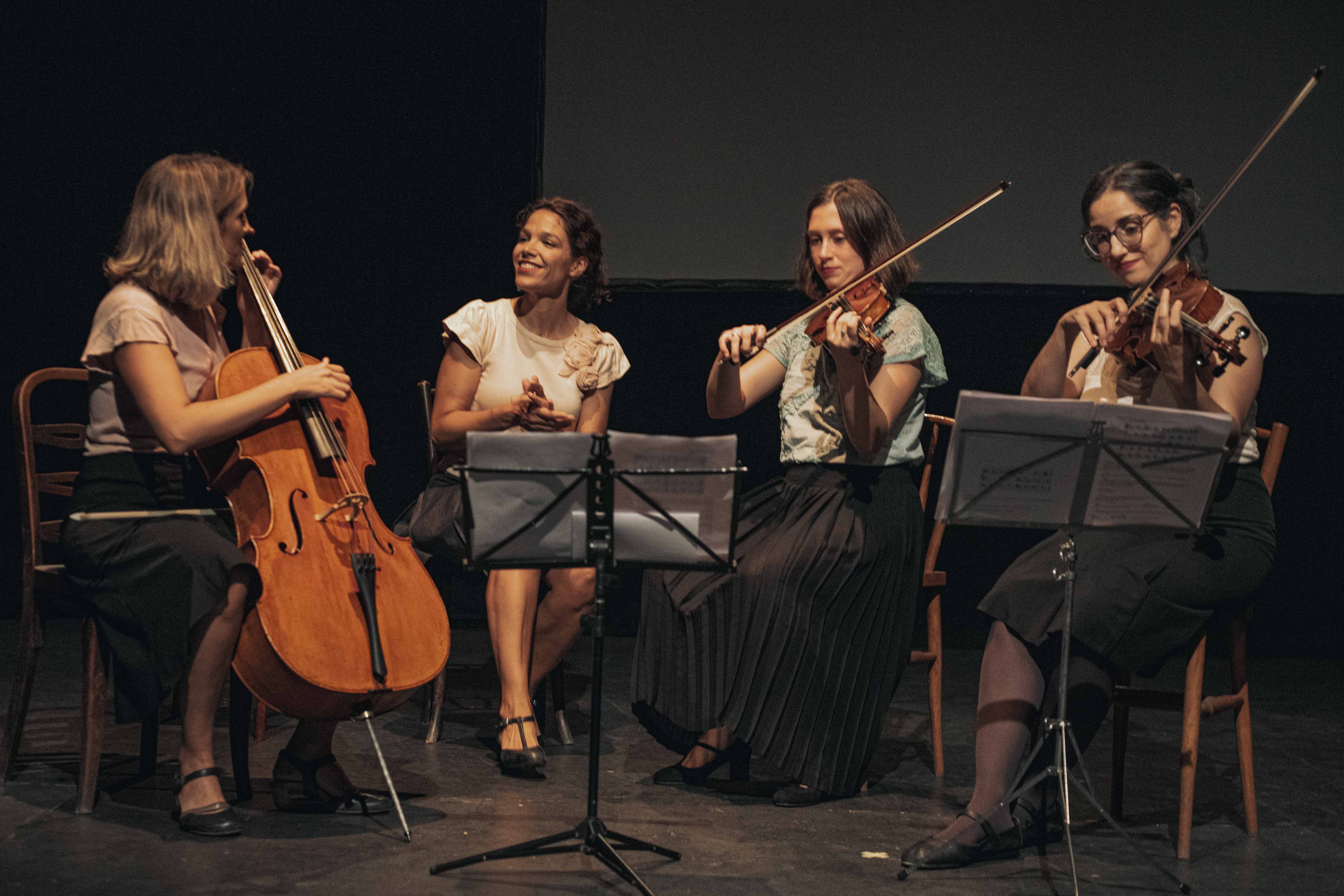 Queralt Albinyana (dramatúrgia i interpretació), Marta Roma (violoncel·lista), Èlia Bastida (violinista) i Leonor Falcón (violinista)