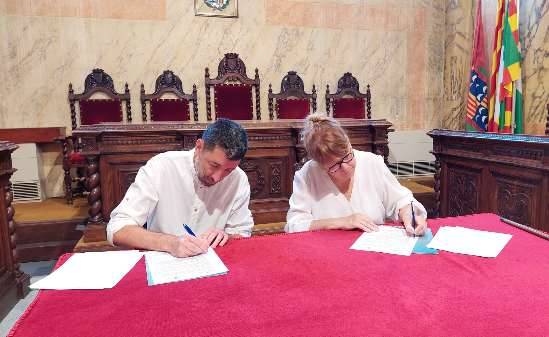 Ivan Sànchez i Natàlia Garriga durant la signatura del conveni de La Patum 