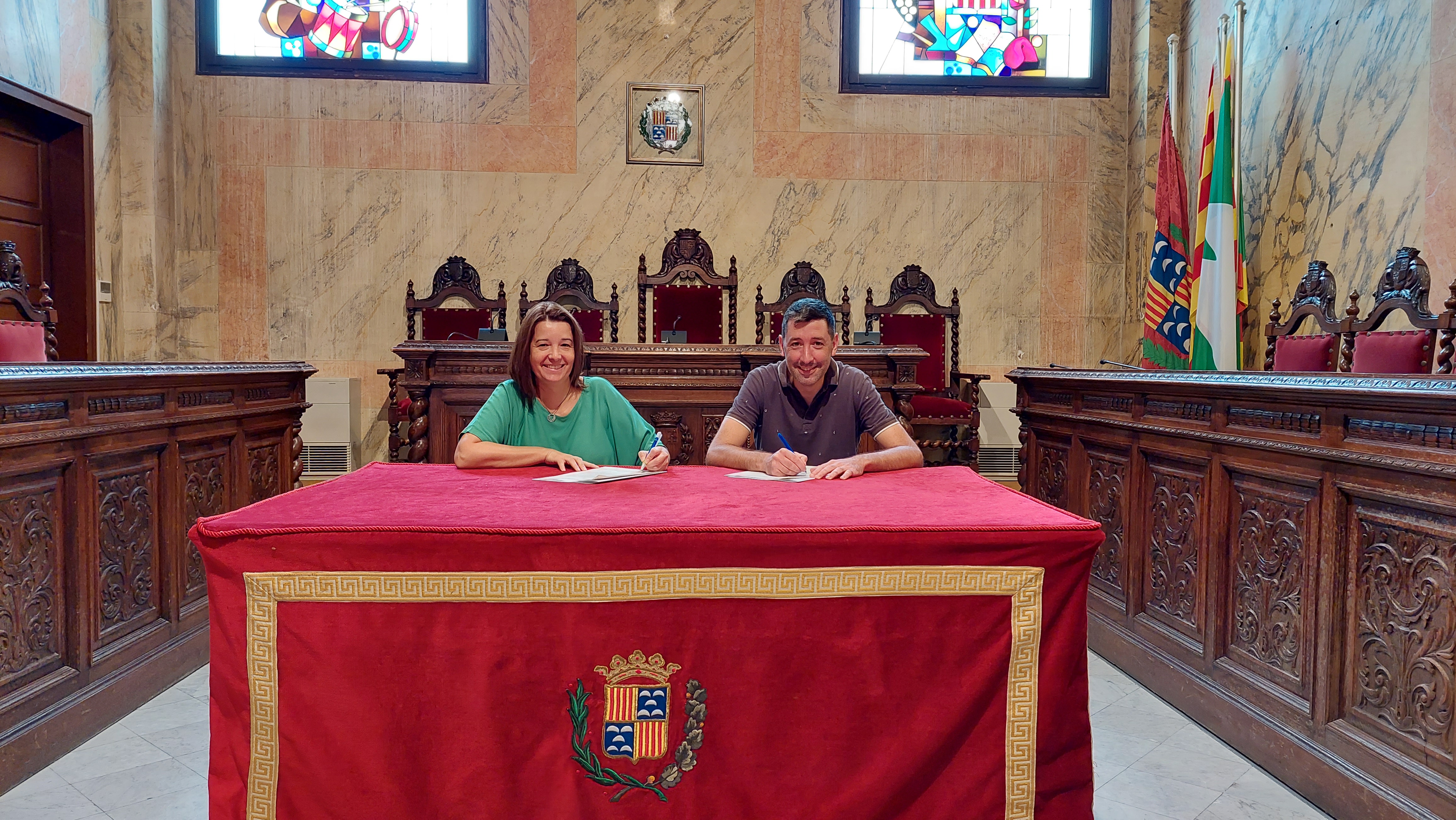 Esther Guirado i Ivan Sànchez durant la signatura del fons de solidaritat 