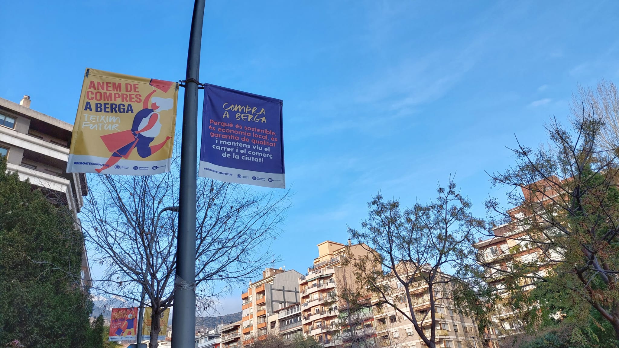 Banderoles de la campanya "Anem de compres a Berga, teixim futur", al passeig de la Pau