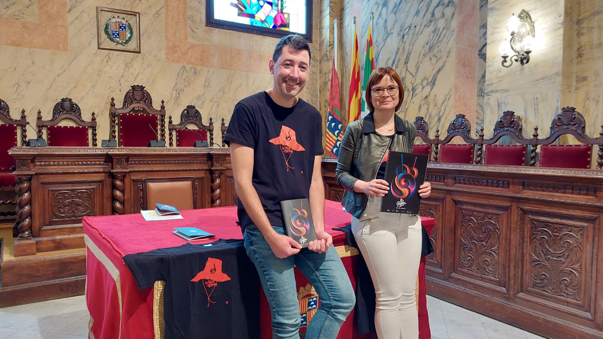 Ivan Sànchez (Alcalde i regidor de Patum) i Marta Planas (Tècnica de Festes) en la presentació de les novetats de La Patum 2023