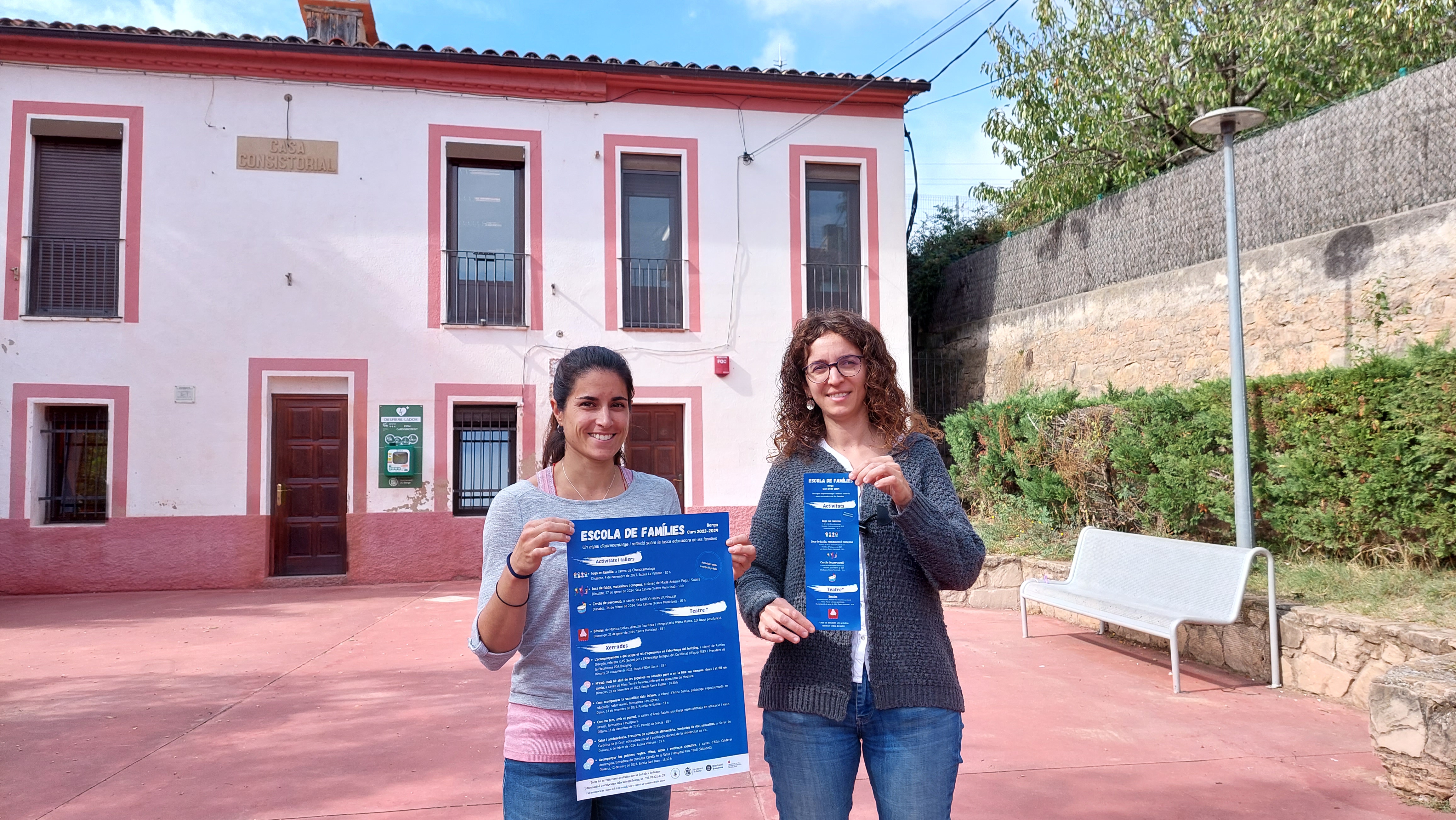 Laura Serrat i Rosa Rodríguez durant la presentació de la programació de l'Escola de Famílies, a la plaça Major de La Valldan 