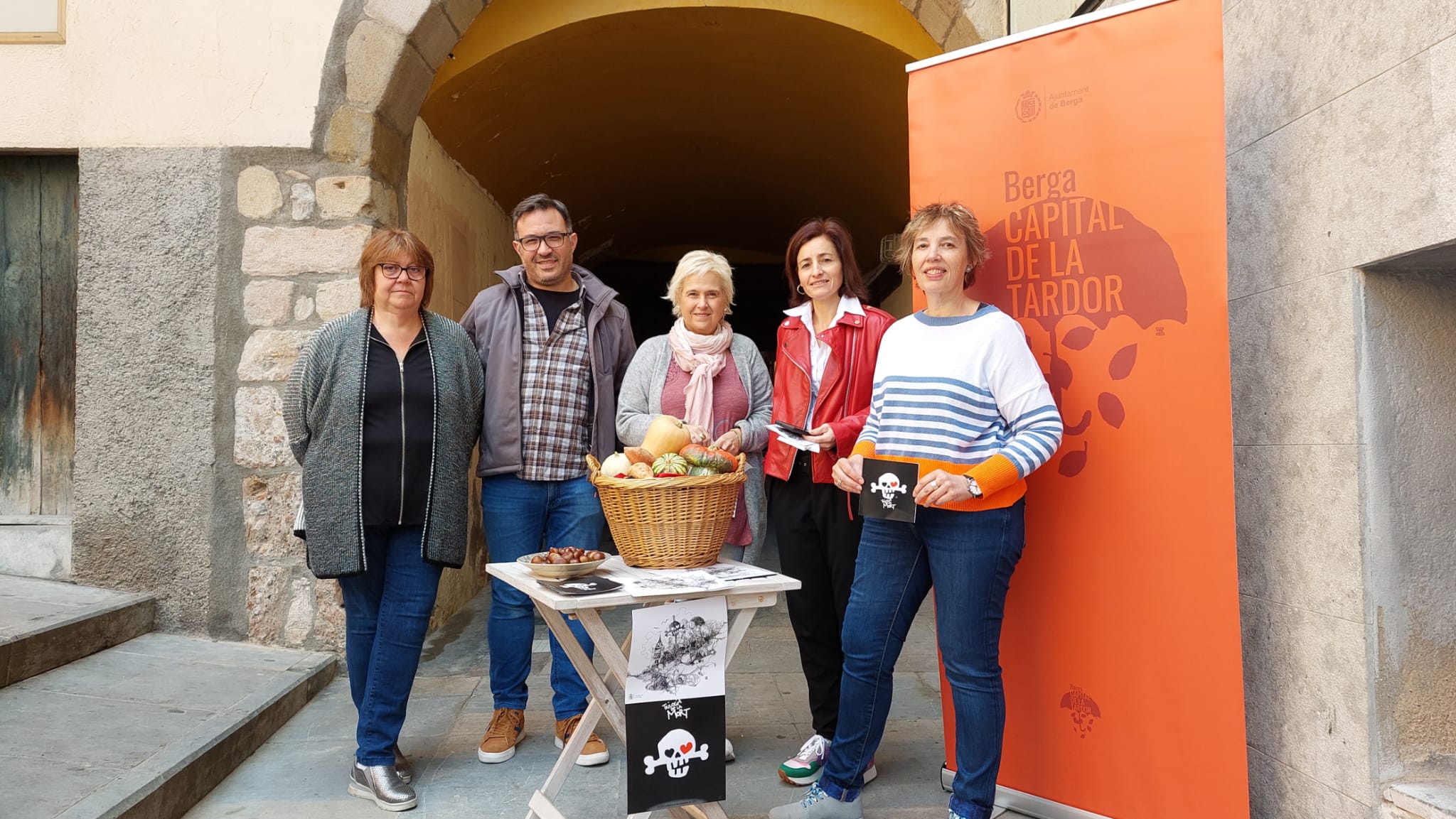 Berga potencia el culte a la mort i les tradicions de Tots Sants amb visites guiades i una fira esotèrica i d'antiguitats al barri vell