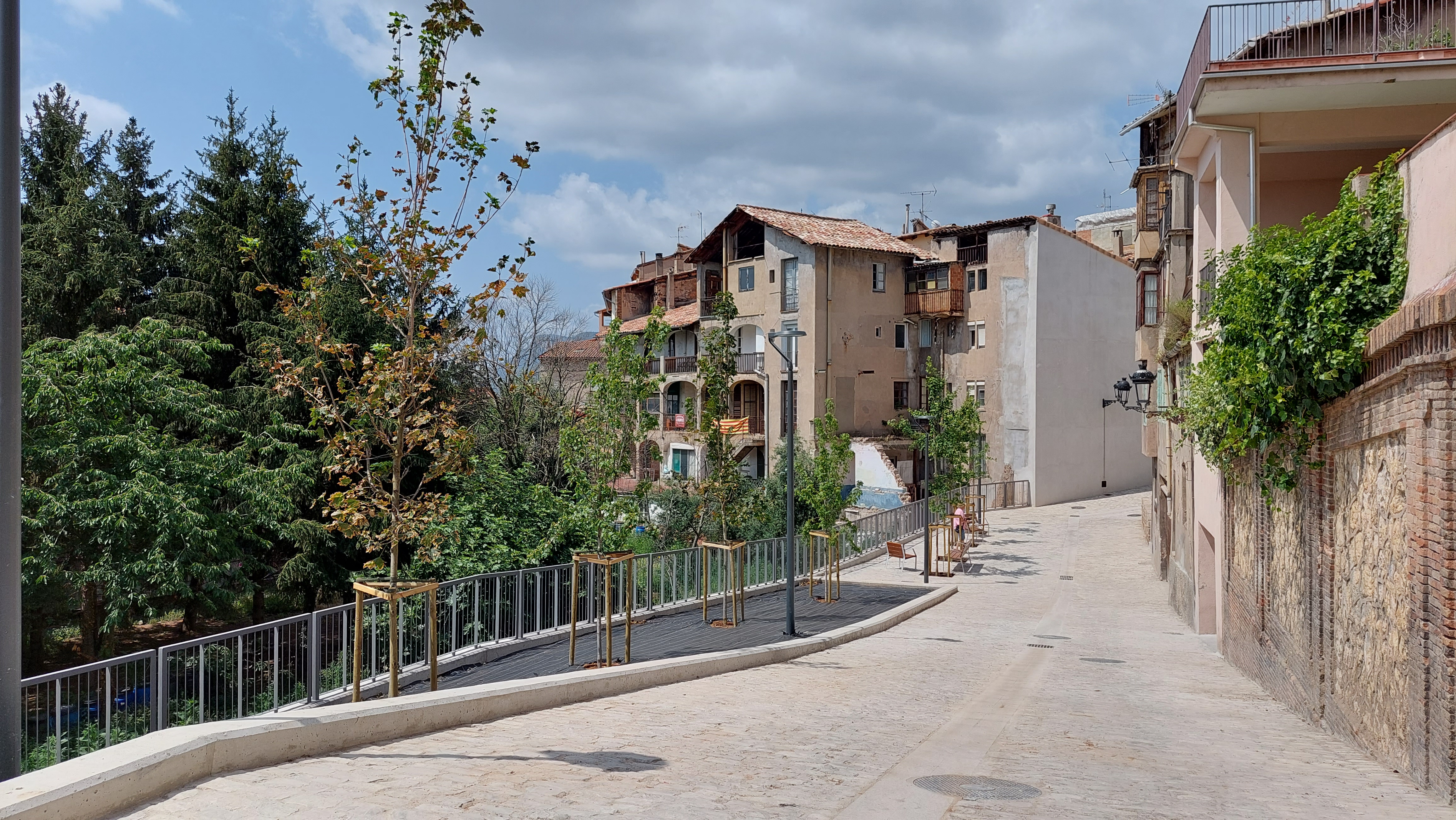 Berga reobre el carrer de l'Harmonia, després de les obres d'enderroc d'edificis i reurbanització 