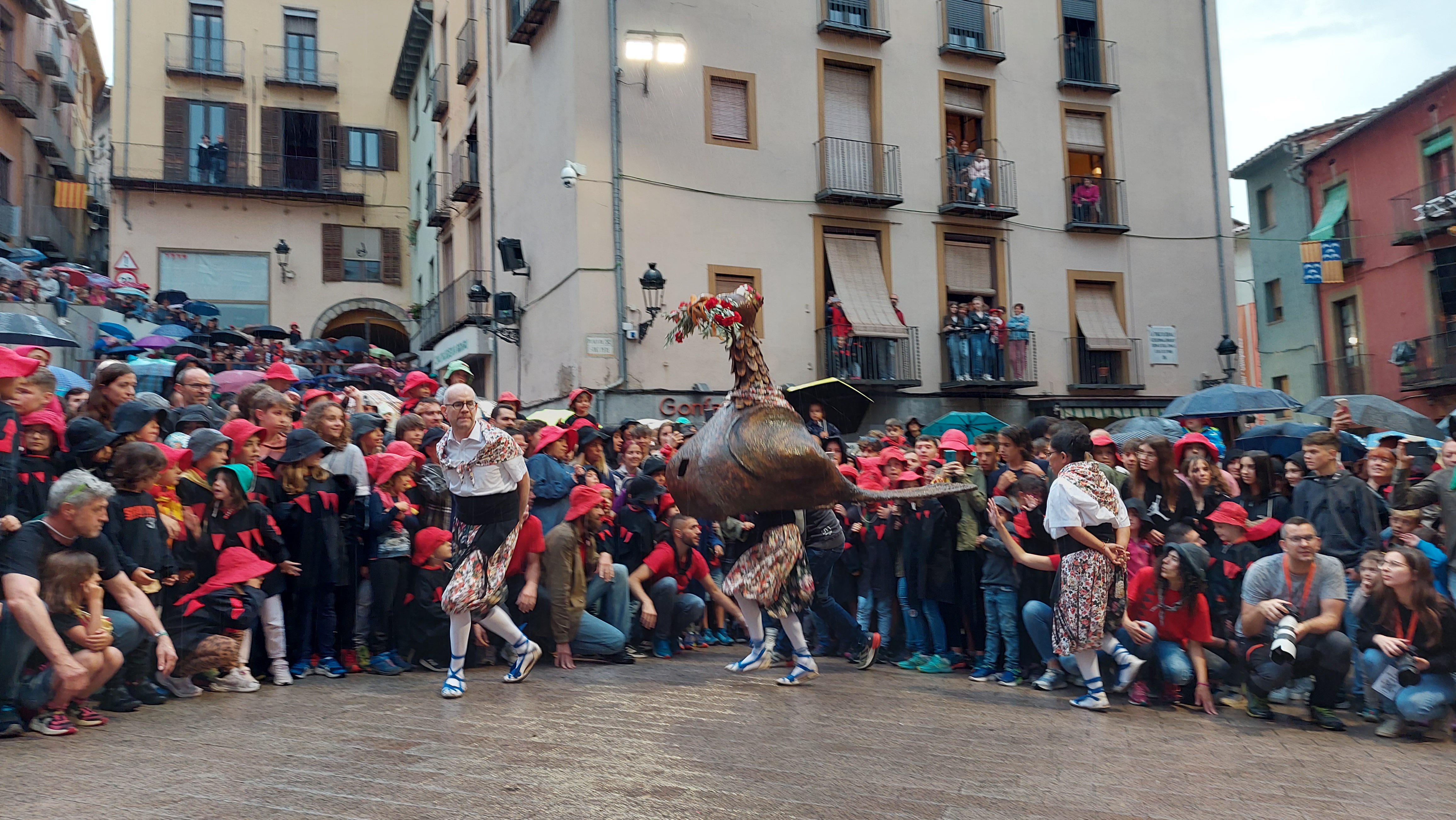 La Patum de La Llar viu una edició històrica a la plaça de Sant Pere per celebrar els 50 anys de l'escola