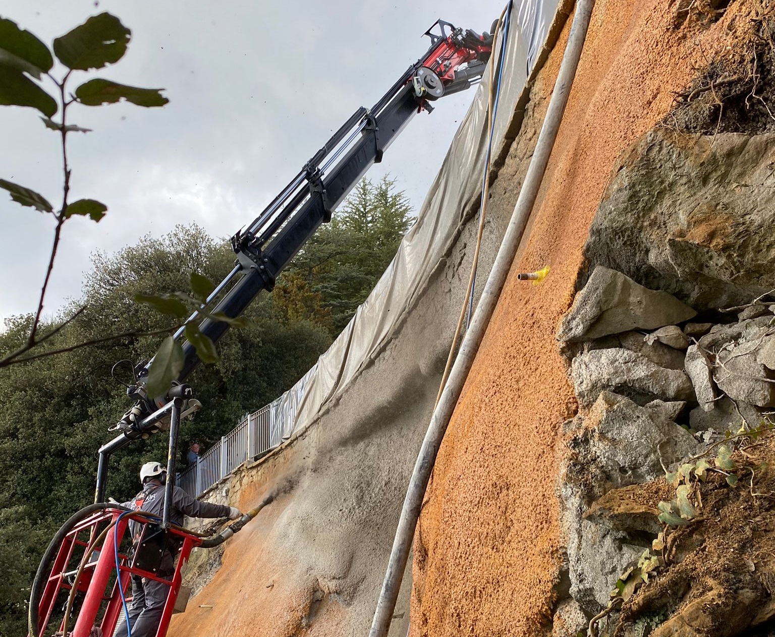 L'Ajuntament de Berga enllesteix les obres d'arranjament del mur de contenció de l'aparcament del Santuari de Queralt