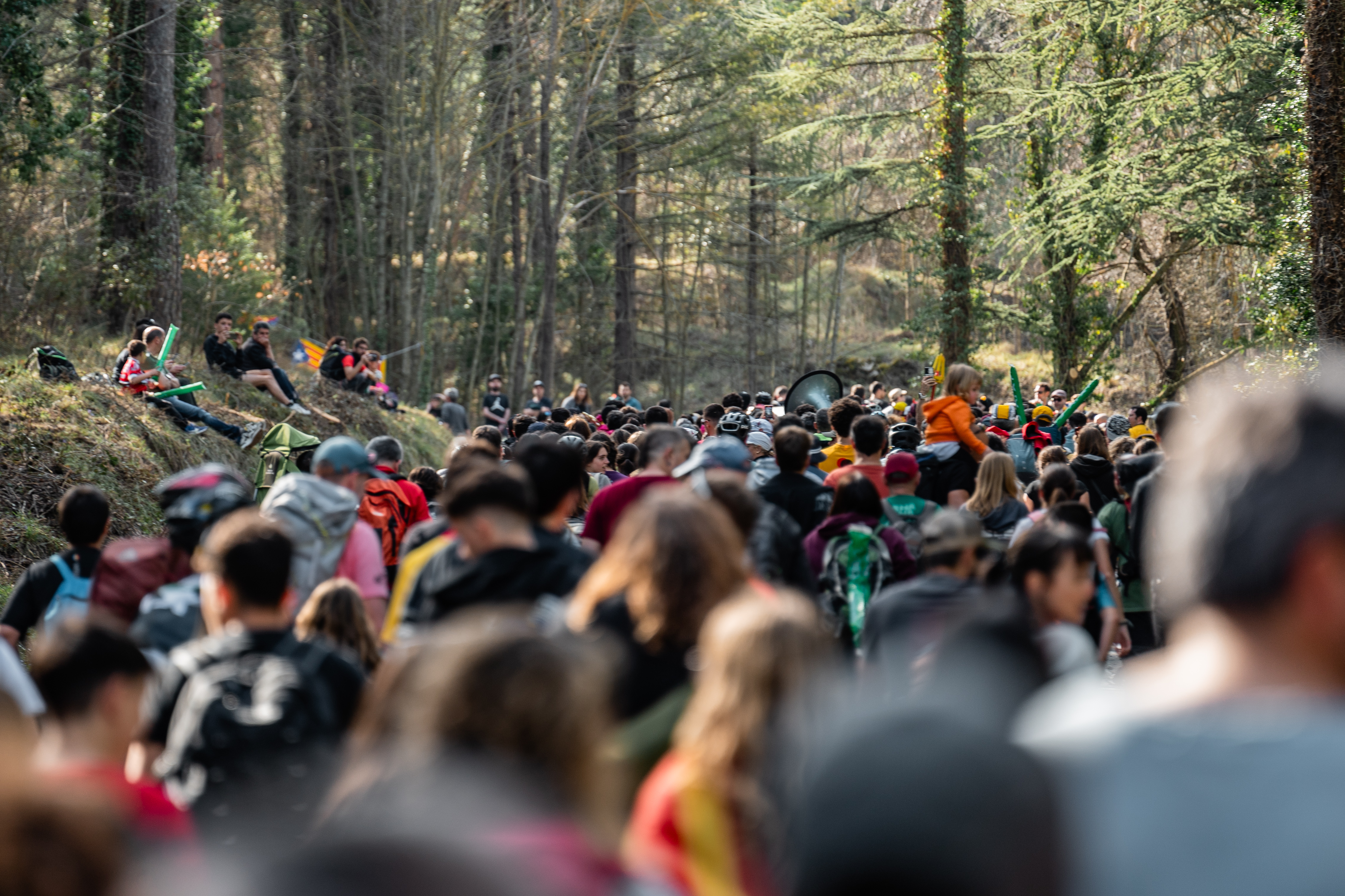 Seguiment de la sisena etapa de la Volta Ciclista a Catalunya, des d'un dels revolts de la carretera de Queralt 