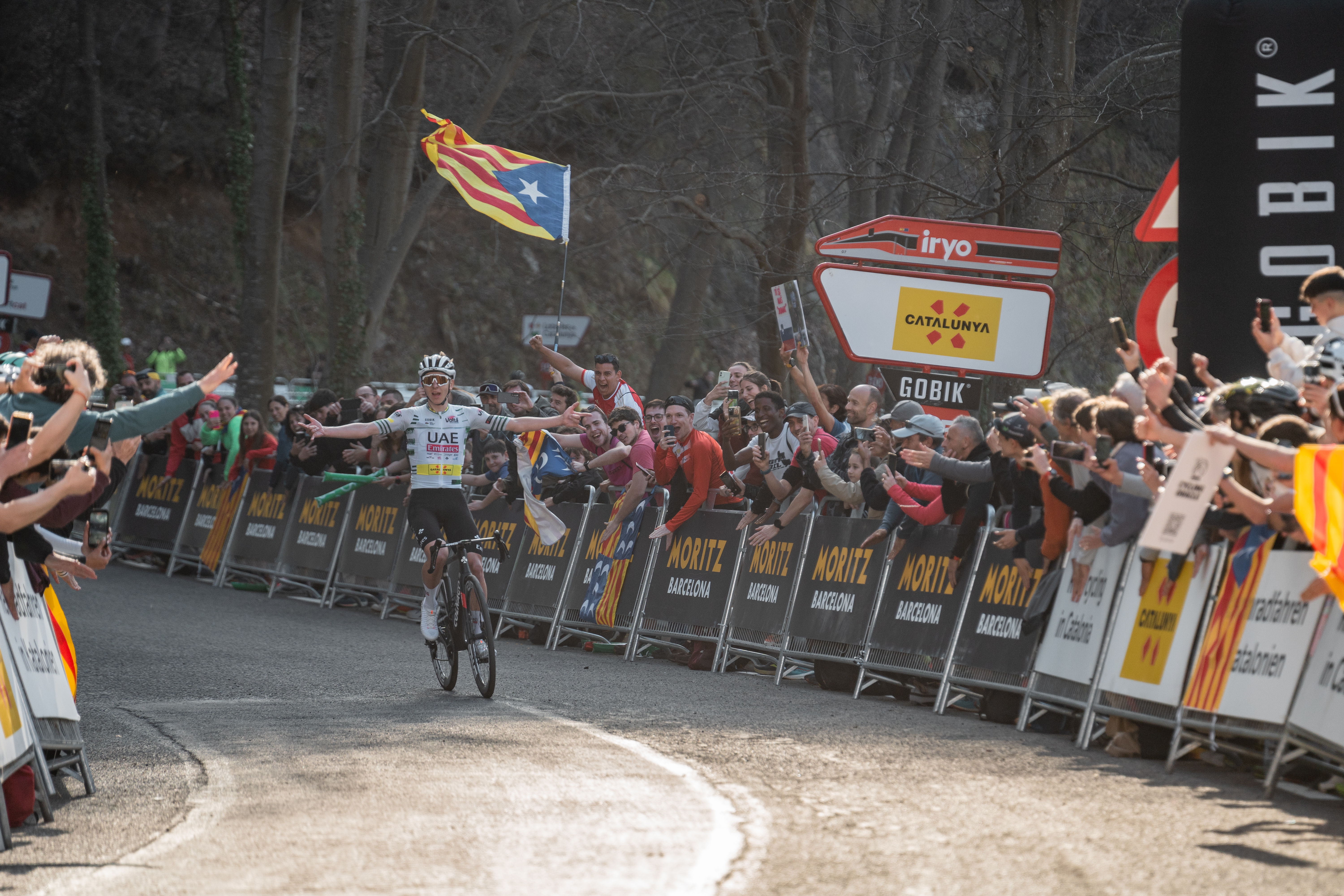 Tadej Pogacar creuant la meta de l'etapa berguedana de la Volta Ciclista a Catalunya, amb final a Queralt