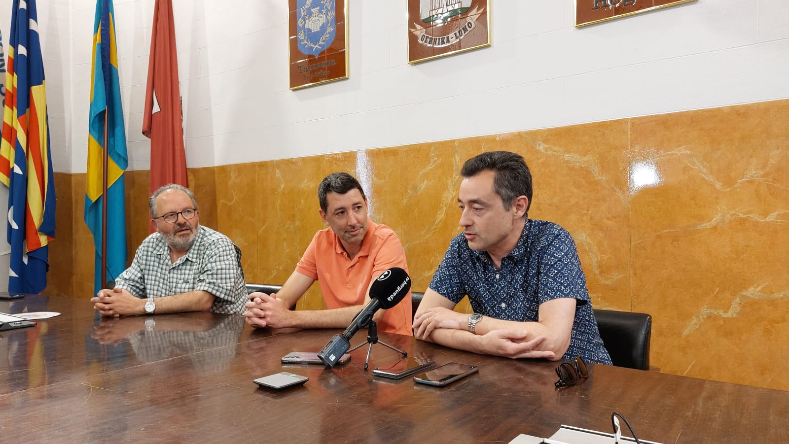 Ramon Gragés (Memorial Ricard Cuadra), Robert Agustina (Director de la Banda del Memorial Ricard Cuadra) i Ivan Sànchez (Alcalde de Berga) durant la presentació del concert de músiques de La Patum