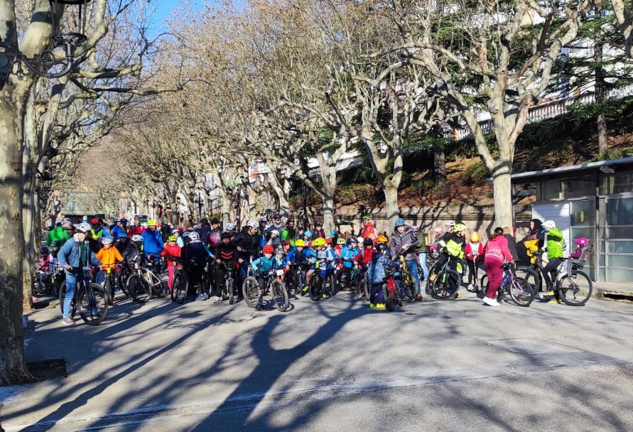 El bicibús comença a pedalar a Berga per promoure els desplaçaments amb bicicleta a l'escola