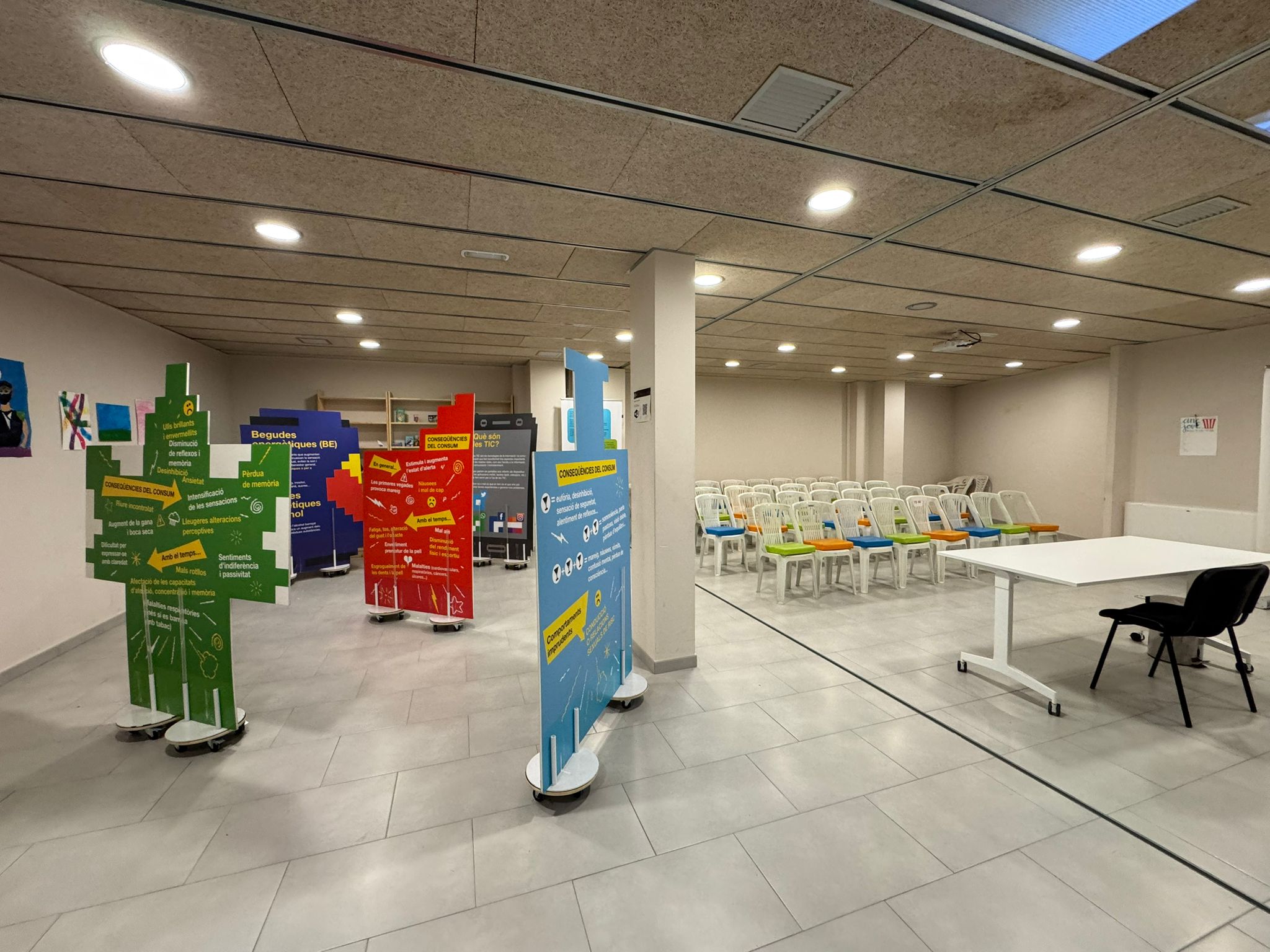 Torna al Berguedà l'exposició "Controles?", sobre el consum de drogues i l'addicció a les pantalles