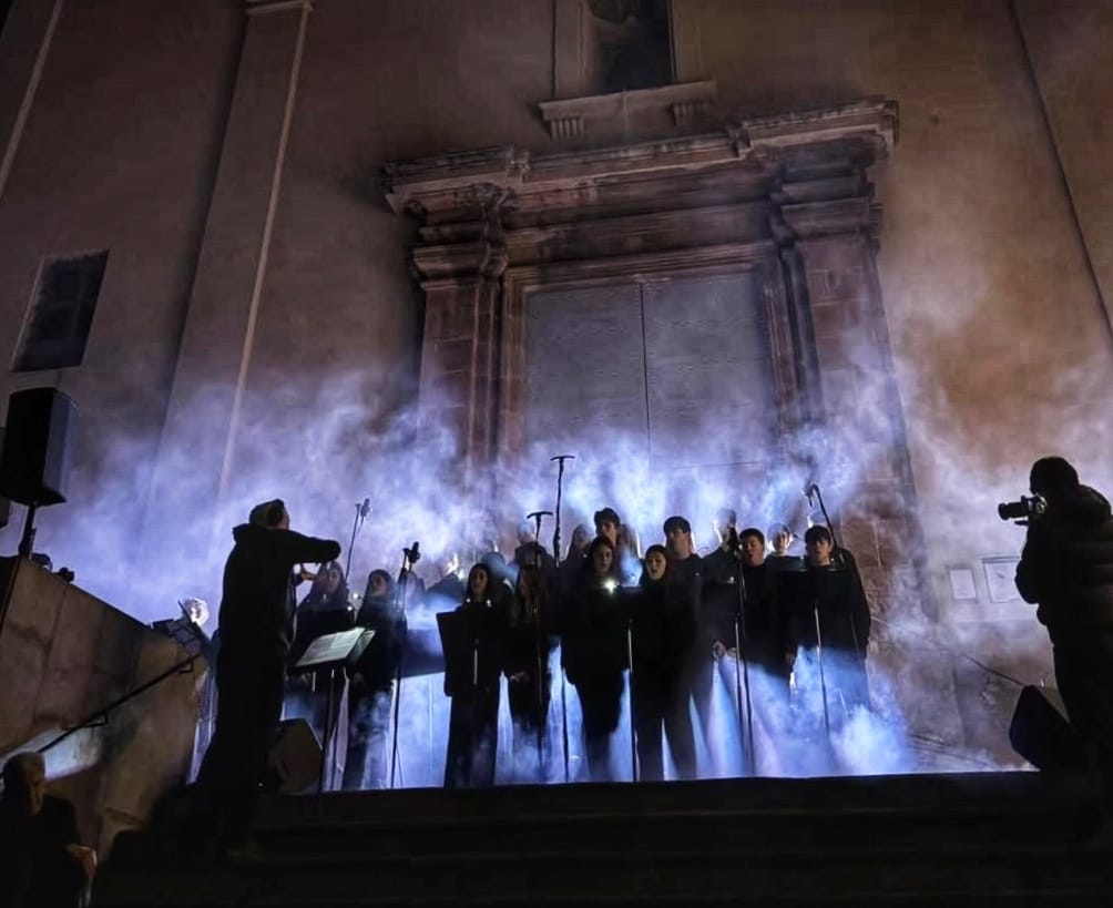 La coral de l'Escola Municipal de Música de Berga durant l'espectacle 'Des del Cor'