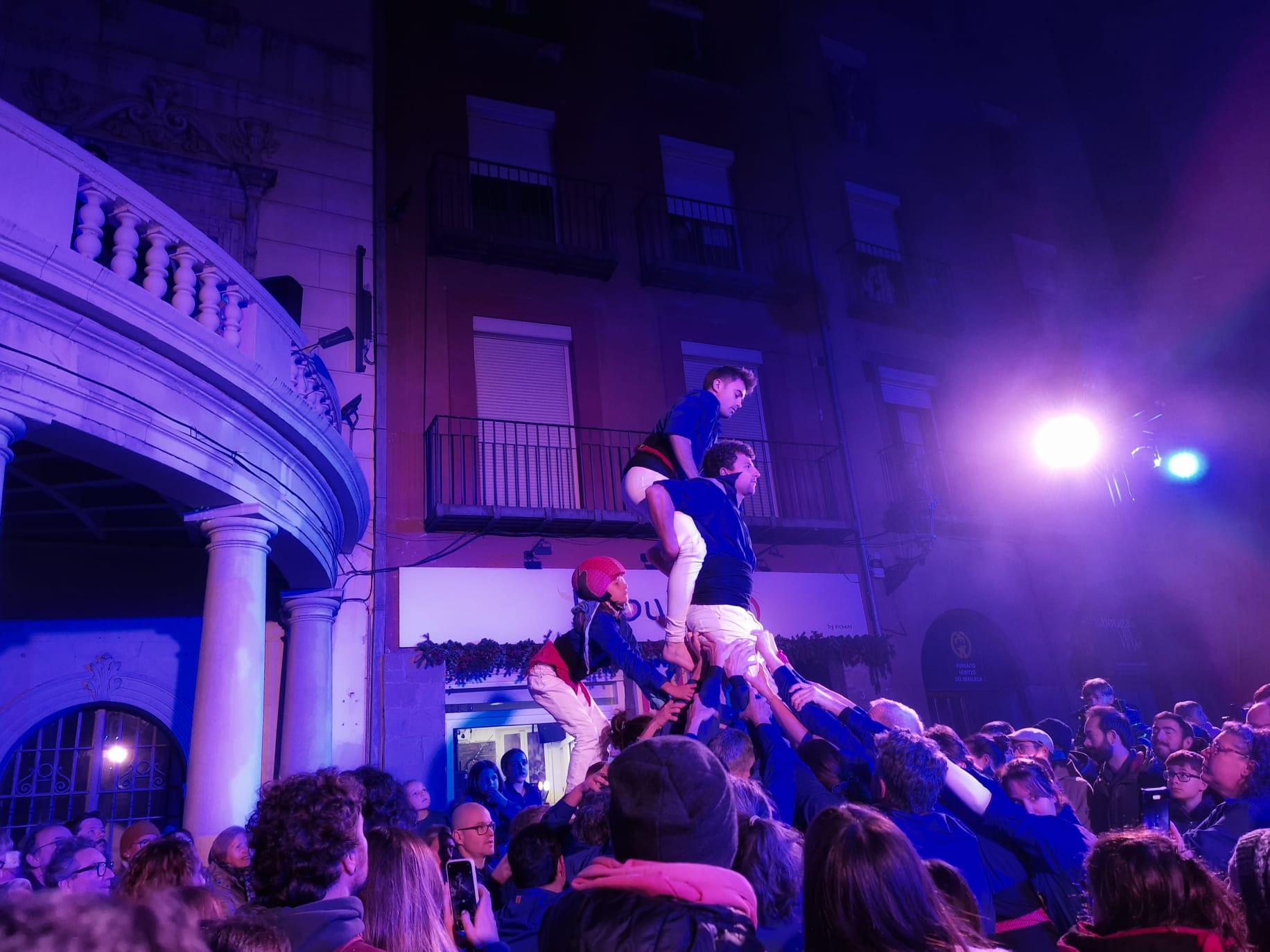 Els Castellers de Berga, fent un pilar durant l'espectacle 'Des del cor'