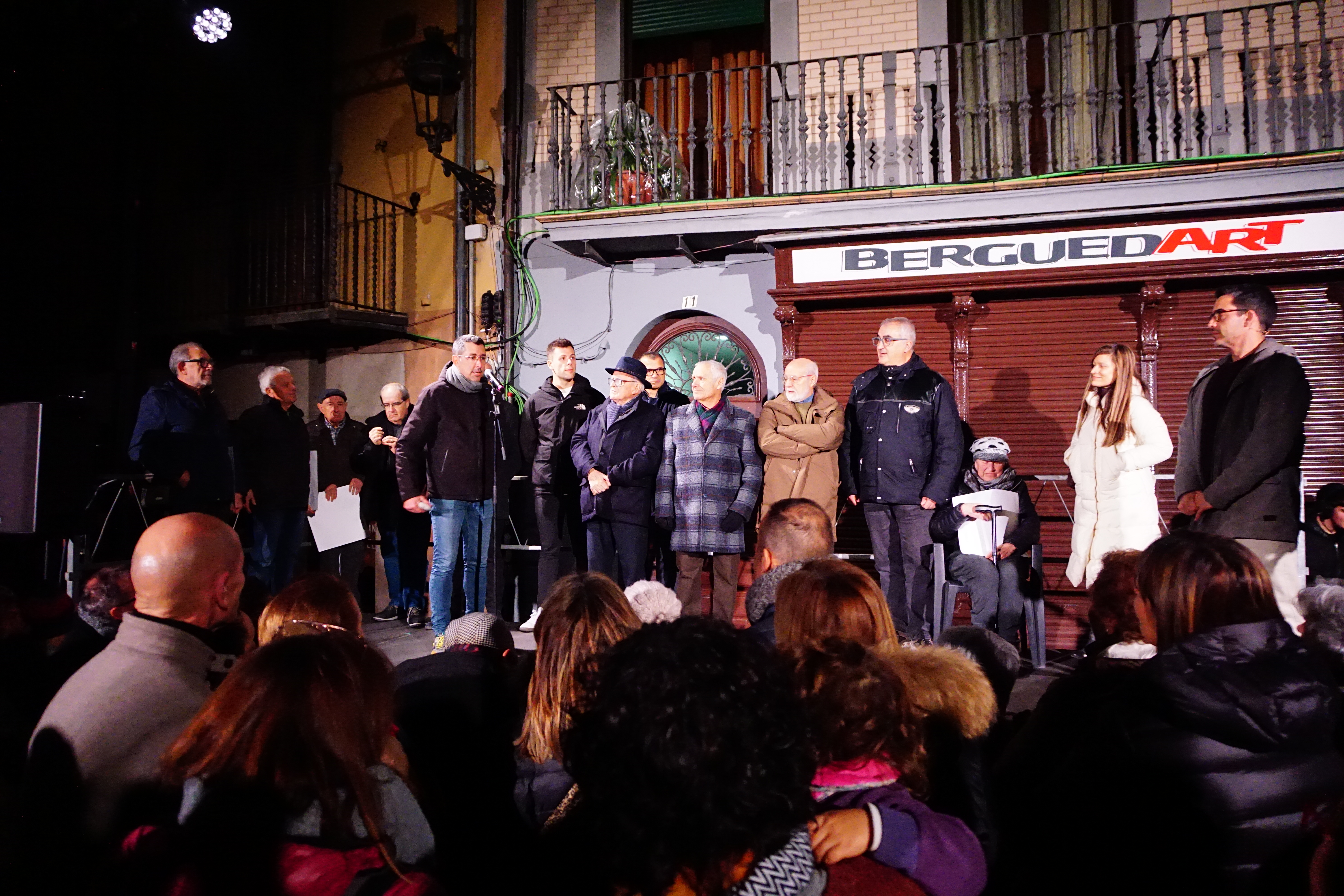 Representants institucionals i exalcaldes juntament amb les persones homenatjades en l'acte de celebració del 20è aniversari de la Patum com a Patrimoni de la Humanitat
