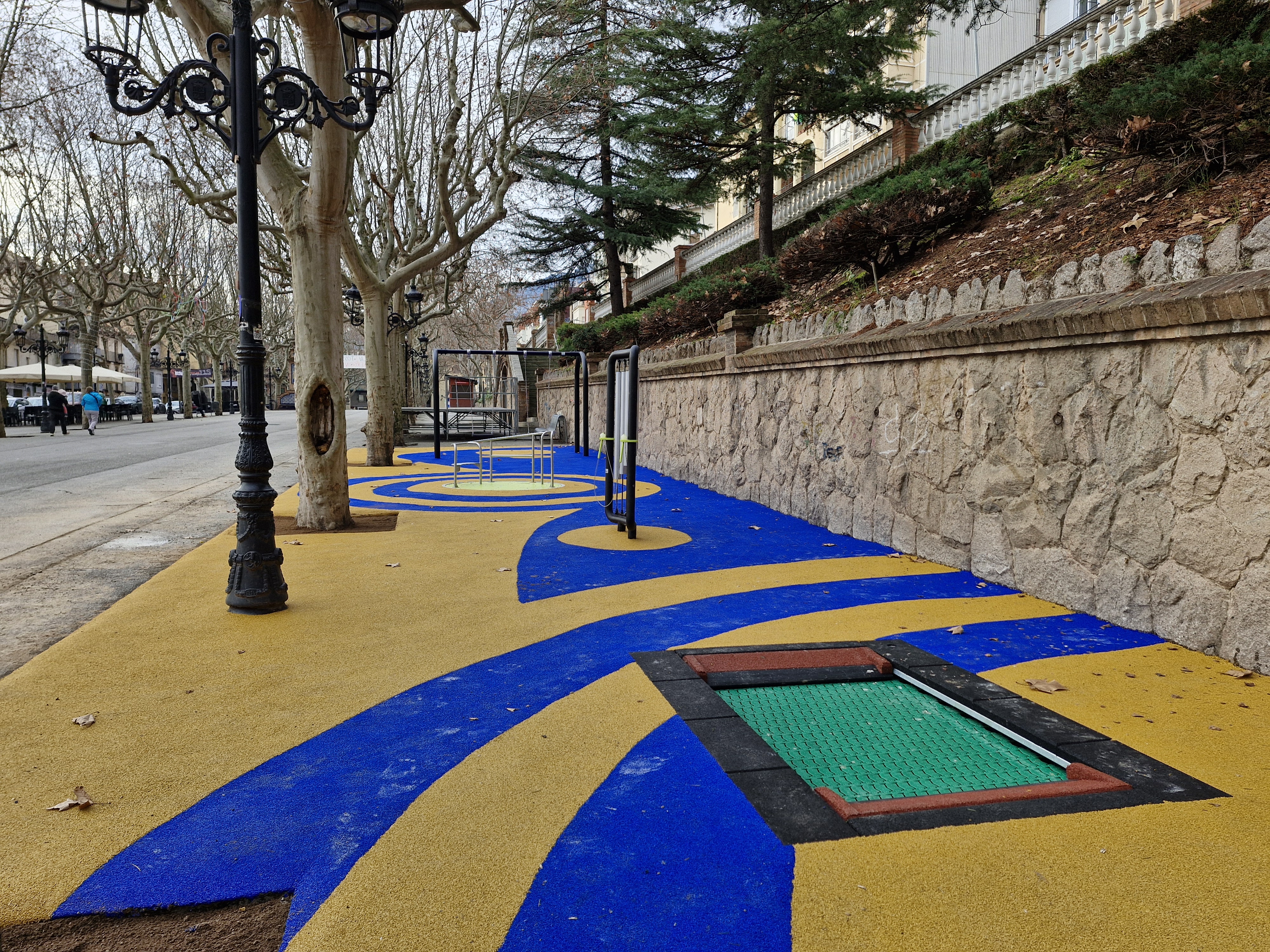 Berga estrena un nou parc infantil inclusiu al passeig de la Ind&uacute;stria