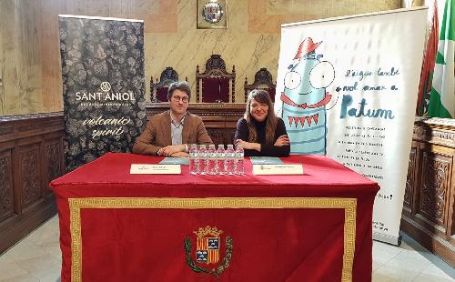 L'Ajuntament de Berga i Sant Aniol tanquen un acord pel subministrament de 20.000 ampolles anuals d'aigua per a la campanya de la ??Patumaigua' durant 4 anys