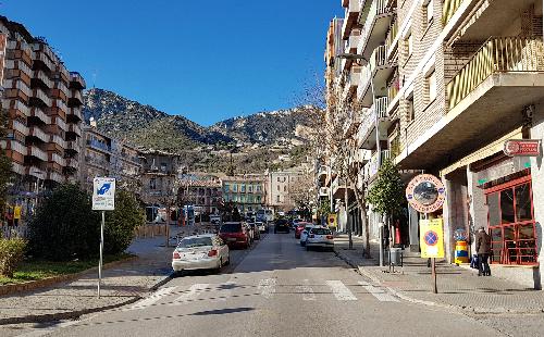 Berga reordena l'aparcament de zona blava del passeig de la Pau per millorar la mobilitat i la circulació dels autobusos 